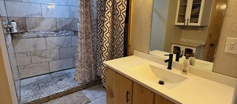 Lakehouse 2 beds 1.5 Baths Sleeps 8+ Sunset Views. AKA The Captains Lounge