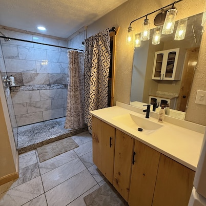 Lakehouse 2 beds 1.5 Baths Sleeps 8+ Sunset Views. AKA The Captains Lounge
