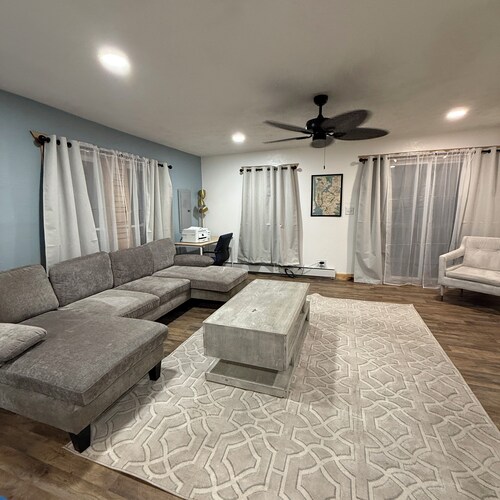 Lakehouse 2 beds 1.5 Baths Sleeps 8+ Sunset Views. AKA The Captains Lounge