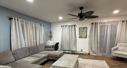 Lakehouse 2 beds 1.5 Baths Sleeps 8+ Sunset Views. AKA The Captains Lounge