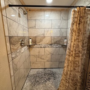 Dusche, Handtücher, Seife, Toilettenpapier