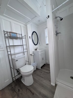 Shower - Marvelous 7-bedroom house in North Myrtle Beach Cherry Grove 2nd Row (North Myrtle Beach)