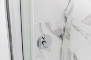 Douche, sèche-cheveux, bidet, serviettes fournies