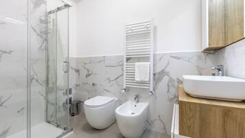 Doccia, asciugacapelli, bidet, asciugamani