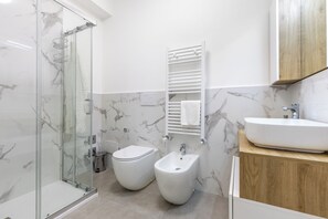 Dusche, Haartrockner, Bidet, Handtücher