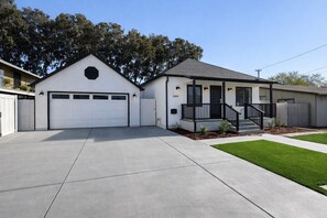 Exterior - Levi’s Retreat – 2 Kings, Mural, Free Parking (Santa Clara)