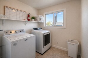 Interior - Levi’s Retreat – 2 Kings, Mural, Free Parking (Santa Clara)