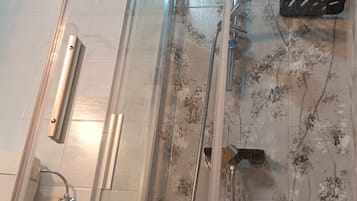 Camera doppia | Bagno | Doccia, asciugacapelli, asciugamani, sapone