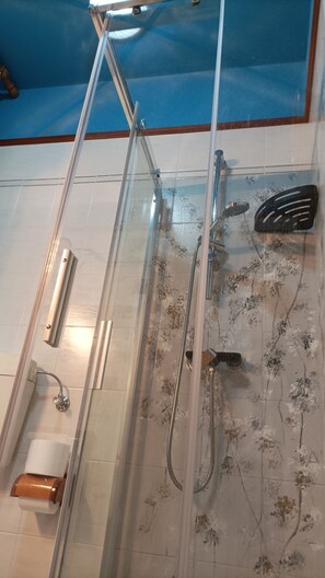 Bathroom | Shower, hair dryer, towels, soap - LE CONTESSE IDE (Meolo)