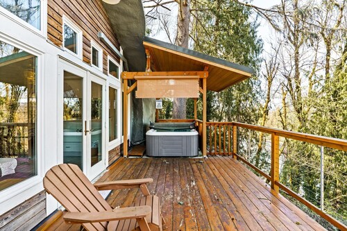 McKenzie River-View Cottage w/ Hot Tub & Deck