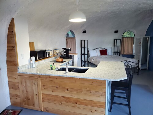 McKenzie River-View Cottage w/ Hot Tub & Deck