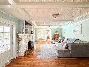 TV - `Oasis` Historic Beachside Cottage 3/2 (Indian Rocks Beach)