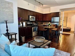 Business Suite, Balcony, City View | Interior