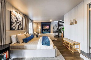 TV, fireplace, video games, offices - The Golden Hour Overlook at Beaver Lake (Rogers)