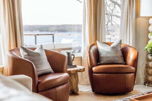 TV, fireplace, video games, offices - The Golden Hour Overlook at Beaver Lake (Rogers)