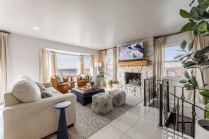 TV, fireplace, video games, offices - The Golden Hour Overlook at Beaver Lake (Rogers)