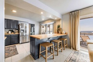 Fridge, microwave, oven, stovetop - The Golden Hour Overlook at Beaver Lake (Rogers)