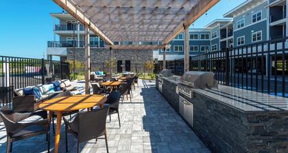 Pool View 3BR Condo in Flats at Coastal Station