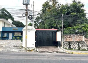 Exterior - House located in the heart of Zona Rosa, close to several places in the city. (San Salvador)