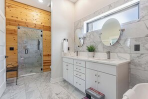 Shower, hair dryer, towels, shampoo - The High Note Hideaway- Luxe 4BR w/ Sauna, Tower Room + Firepit Near Opryland (Nashville)