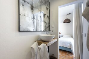 Iron/ironing board, WiFi, bed sheets - Beautiful Alvor Retreat - Sea Views, Pool, Large Terrace & Prime Location (Alvor)