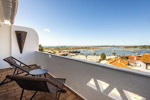 Terrace/patio - Beautiful Alvor Retreat - Sea Views, Pool, Large Terrace & Prime Location (Alvor)