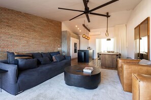 TV - Beautiful Alvor Retreat - Sea Views, Pool, Large Terrace & Prime Location (Alvor)