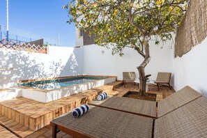 Pool - Beautiful Alvor Retreat - Sea Views, Pool, Large Terrace & Prime Location (Alvor)