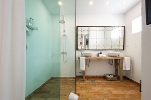 Shower, hair dryer, towels, toilet paper - Beautiful Alvor Retreat - Sea Views, Pool, Large Terrace & Prime Location (Alvor)