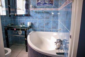 Hair dryer, towels, soap, toilet paper - Affordable Guest House in Goodwood (Cape Town)