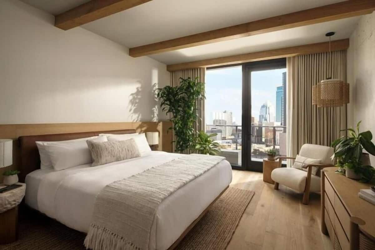 Minibar, free WiFi, bed sheets