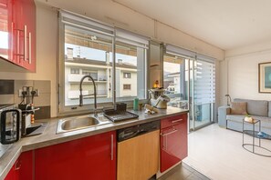 Kühlschrank, Mikrowelle, Ofen, Geschirrspüler
