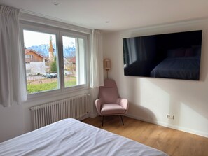 3 bedrooms, iron/ironing board, WiFi, bed sheets - Modern 3BR Near Bern & Lake Thun - Fireplace & Mountain Views (Heimberg)