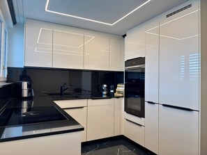 Private kitchen - Modern 3BR Near Bern & Lake Thun - Fireplace & Mountain Views (Heimberg)