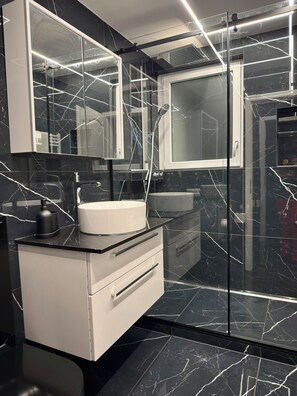 Shower, hair dryer, towels, soap - Modern 3BR Near Bern & Lake Thun - Fireplace & Mountain Views (Heimberg)