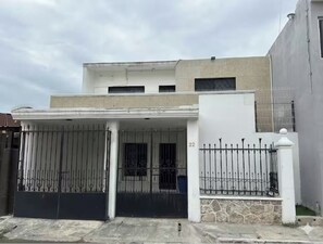 Exterior - Casa Laureles : Spacious, air-conditioned and perfect. (San Francisco de Campeche)