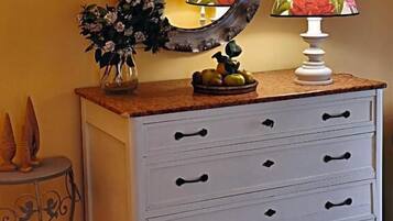 Deluxe-Vierbettzimmer, Gartenblick | Innenbereich