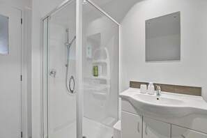 Shower, hair dryer - Alpine Escape - Wanaka Holiday Home (Wanaka)