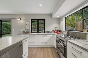 Fridge, microwave, dishwasher, coffee/tea maker - Alpine Escape - Wanaka Holiday Home (Wanaka)