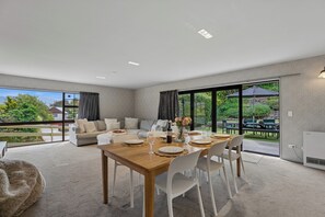 TV - Alpine Escape - Wanaka Holiday Home (Wanaka)