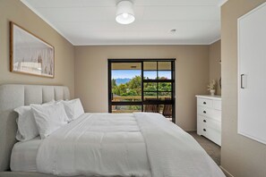 4 bedrooms, iron/ironing board, WiFi, bed sheets - Alpine Escape - Wanaka Holiday Home (Wanaka)