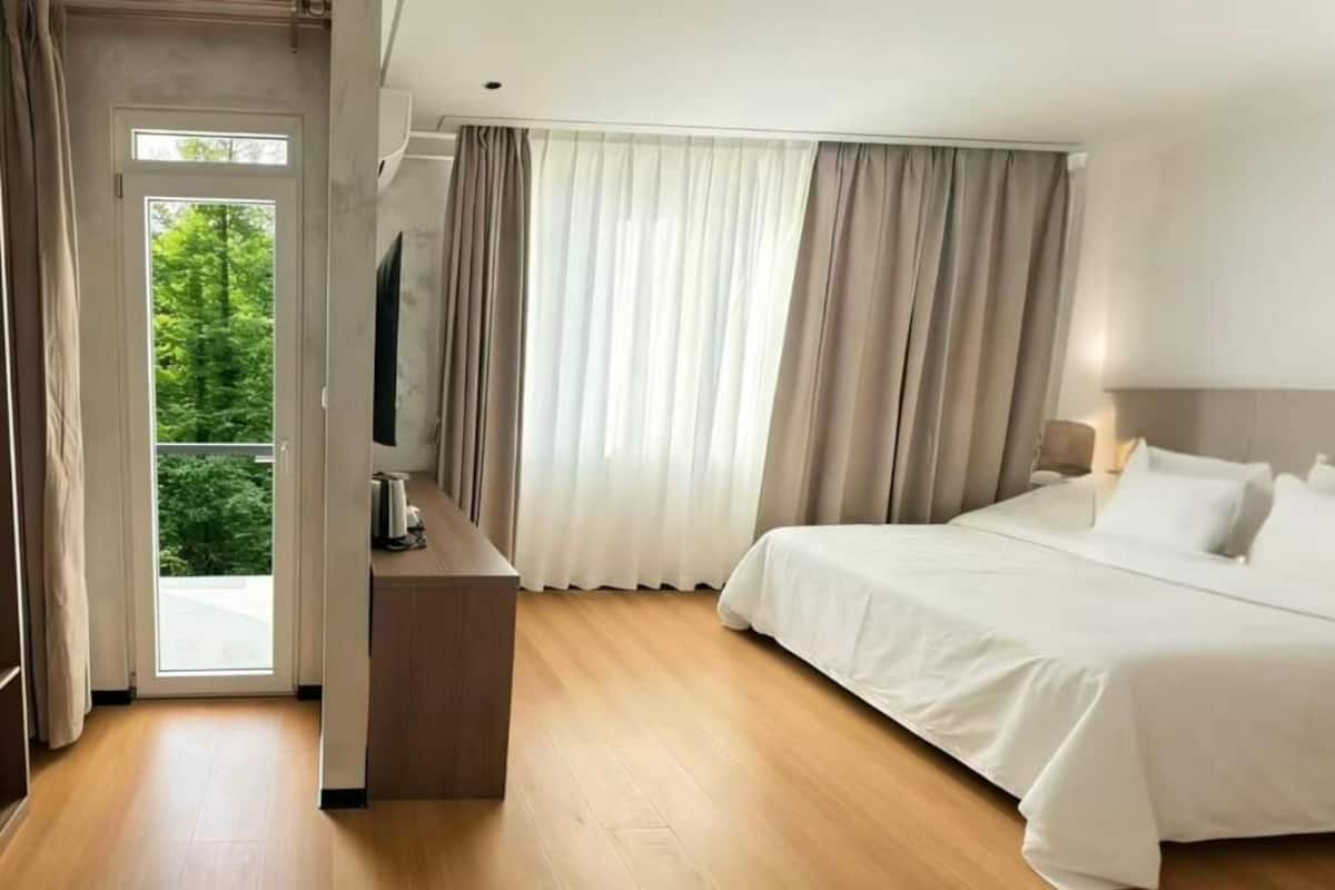 Phòng đôi tiện nghi đơn giản, quang cảnh thành phố