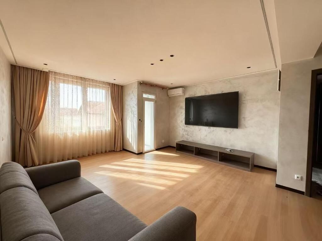 패밀리룸, 발코니, 시내 전망 | 거실 공간