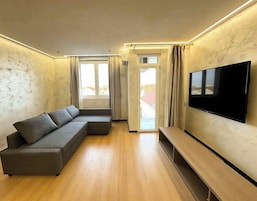 Family Oda, Balkon, Şehir Manzaralı | Yastık yüzeyli yatak, masa, dizüstü bilgisayar çalışma alanı