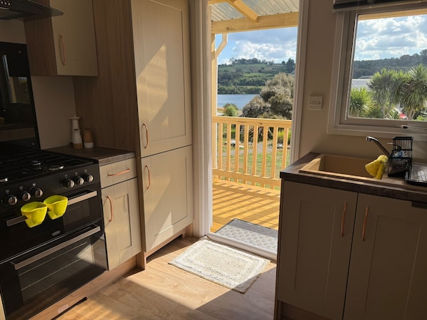 Microwave, oven, stovetop, dishwasher - Serenity at the edge of the lake (Tirau)