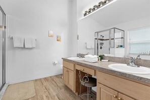 Hair dryer, towels, toilet paper - Stylish Family Villa in West Haven with Game Room & Pool Close to Disney World (Davenport)