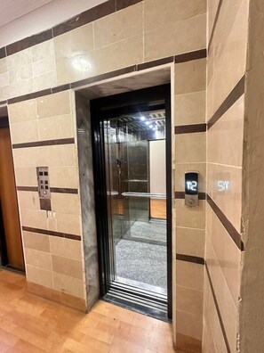 Interior - The Golden Luxury Downtown (One) (Tiranë)