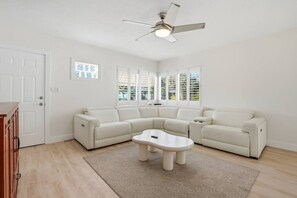 TV - Close by the water and parks (Gulfport)
