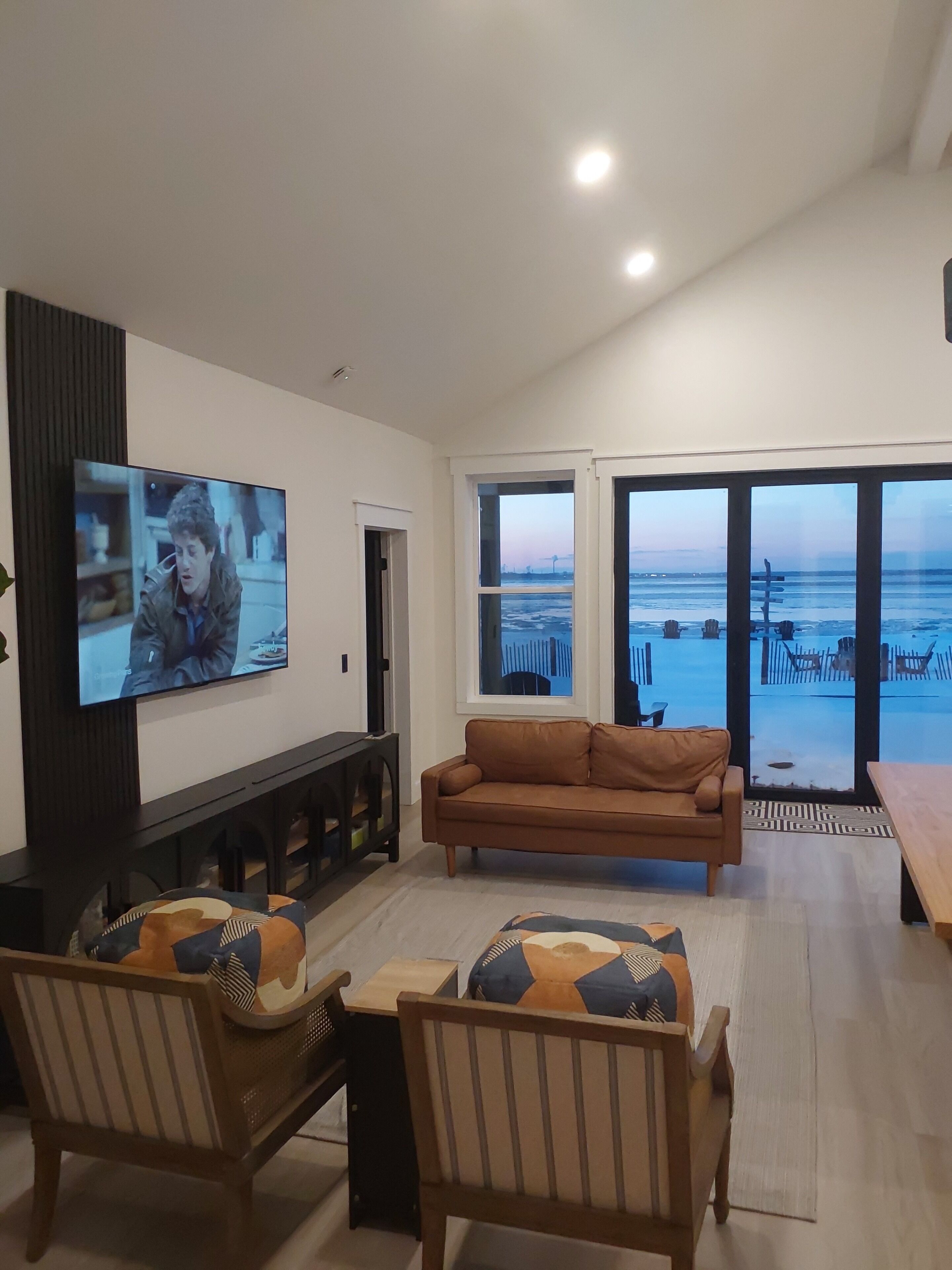 TV, fireplace