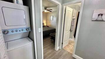 2 bedrooms, internet, bed sheets